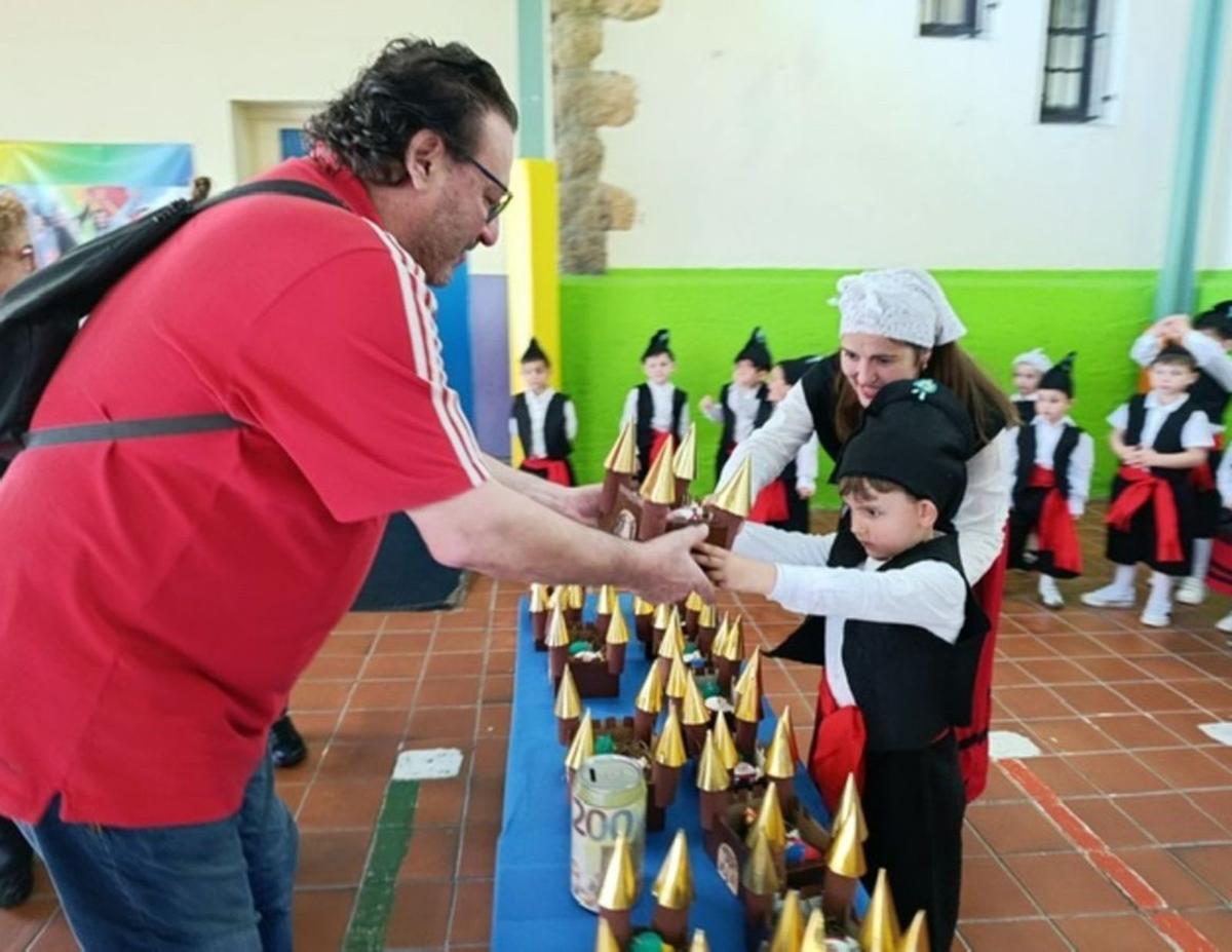 Los escolinos de 5 años de la Escuela d’Educación Infantil Peña Careses de La Pola Siero, na celebración del so mercadín solidariu. | L. R.