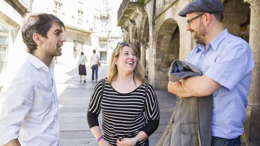 Jorge Suárez, por la izquierda, Carmen Santos y Martiño Noriega conversan en Santiago.