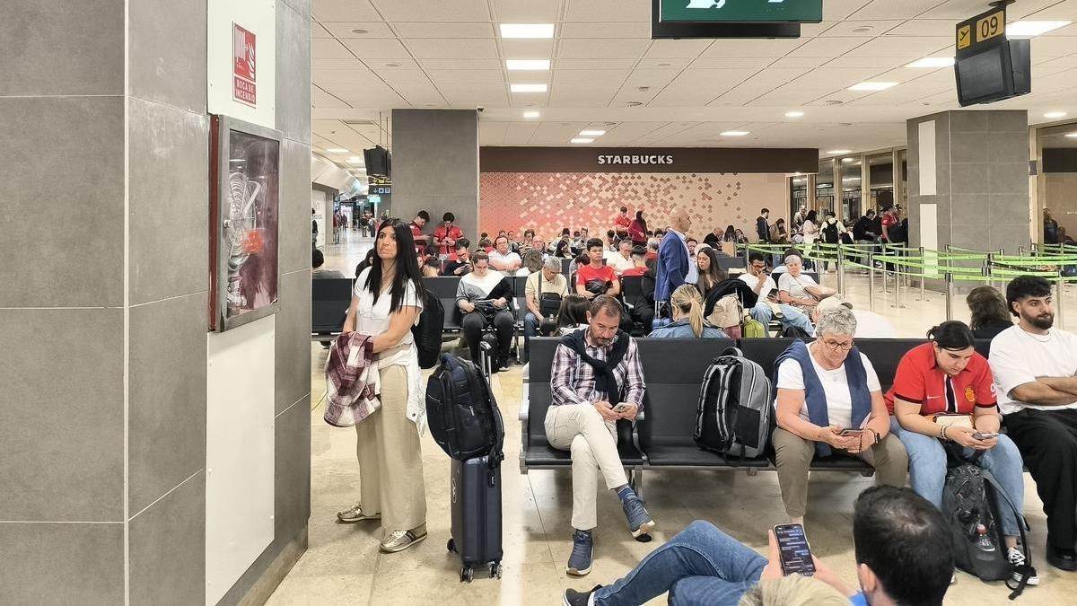 Seguidores del Mallorca este domingo en el Aeropuerto de Valencia.