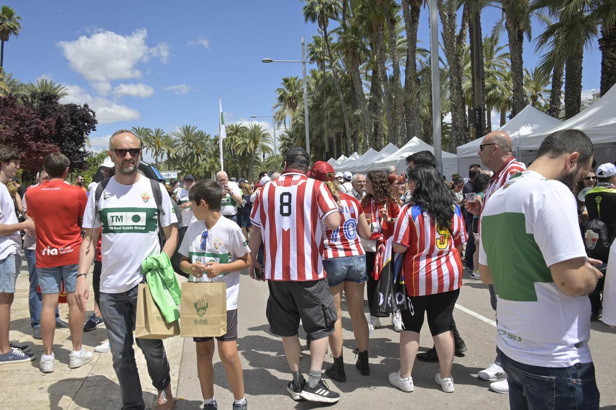 La fiesta de la afición organizada por la Federación de Peñas del Elche CF en el Paseo de la Estación de la ciudad