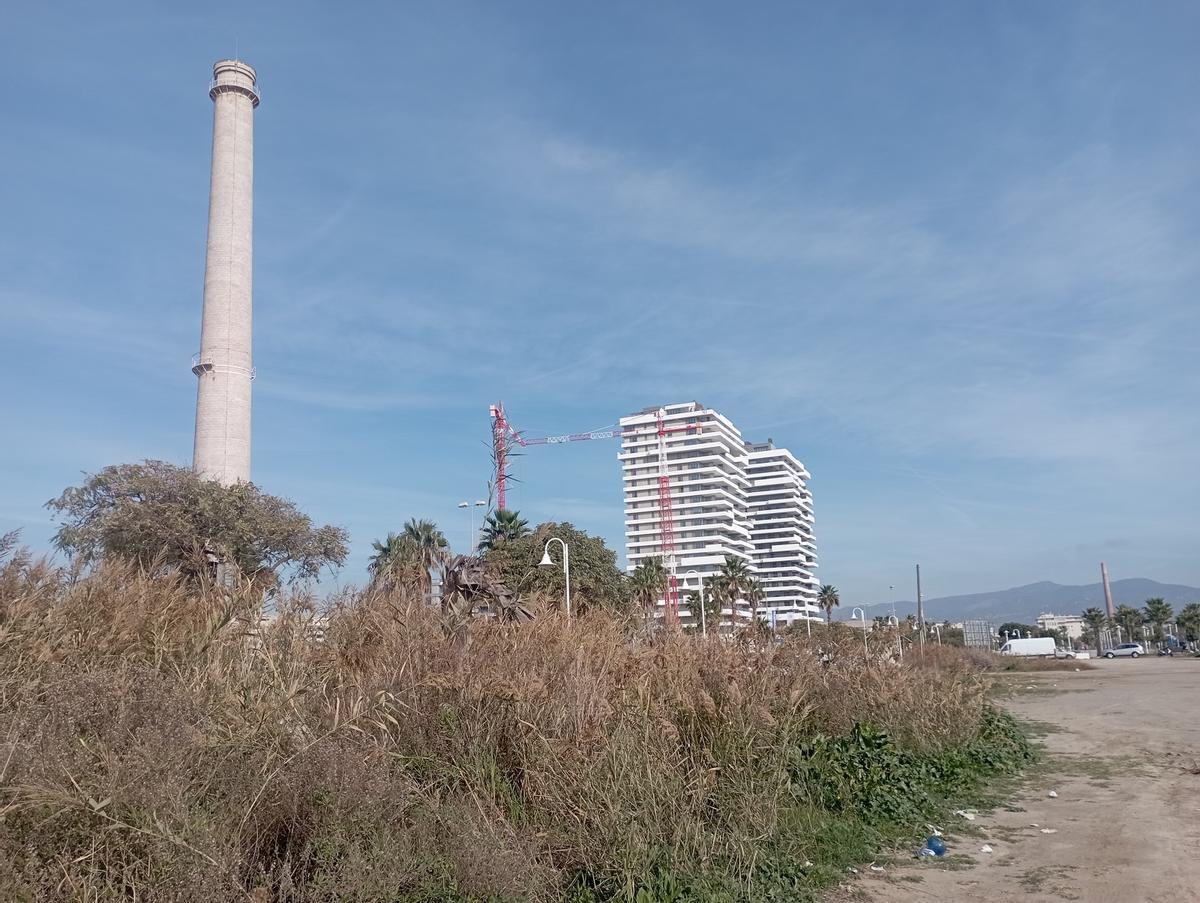 La chimenea de la Térmica y las Málaga Towers y vegetación de la playa de la Misericordia.
