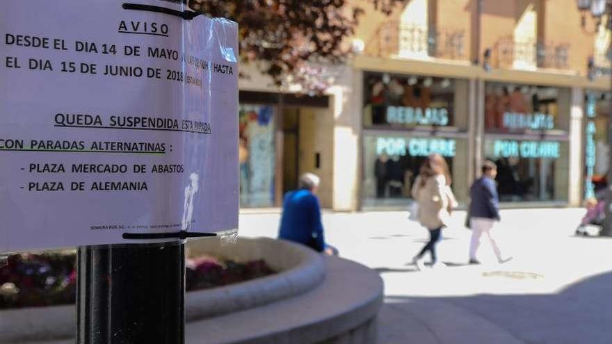 Cartel que anuncia la suspensión de la parada del bus urbano.