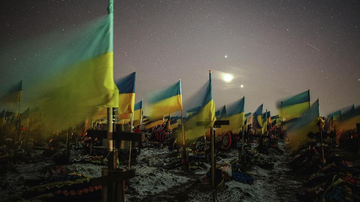 Banderas ucranianas marcan las tumbas de soldados caídos en el cementerio de Járkov.