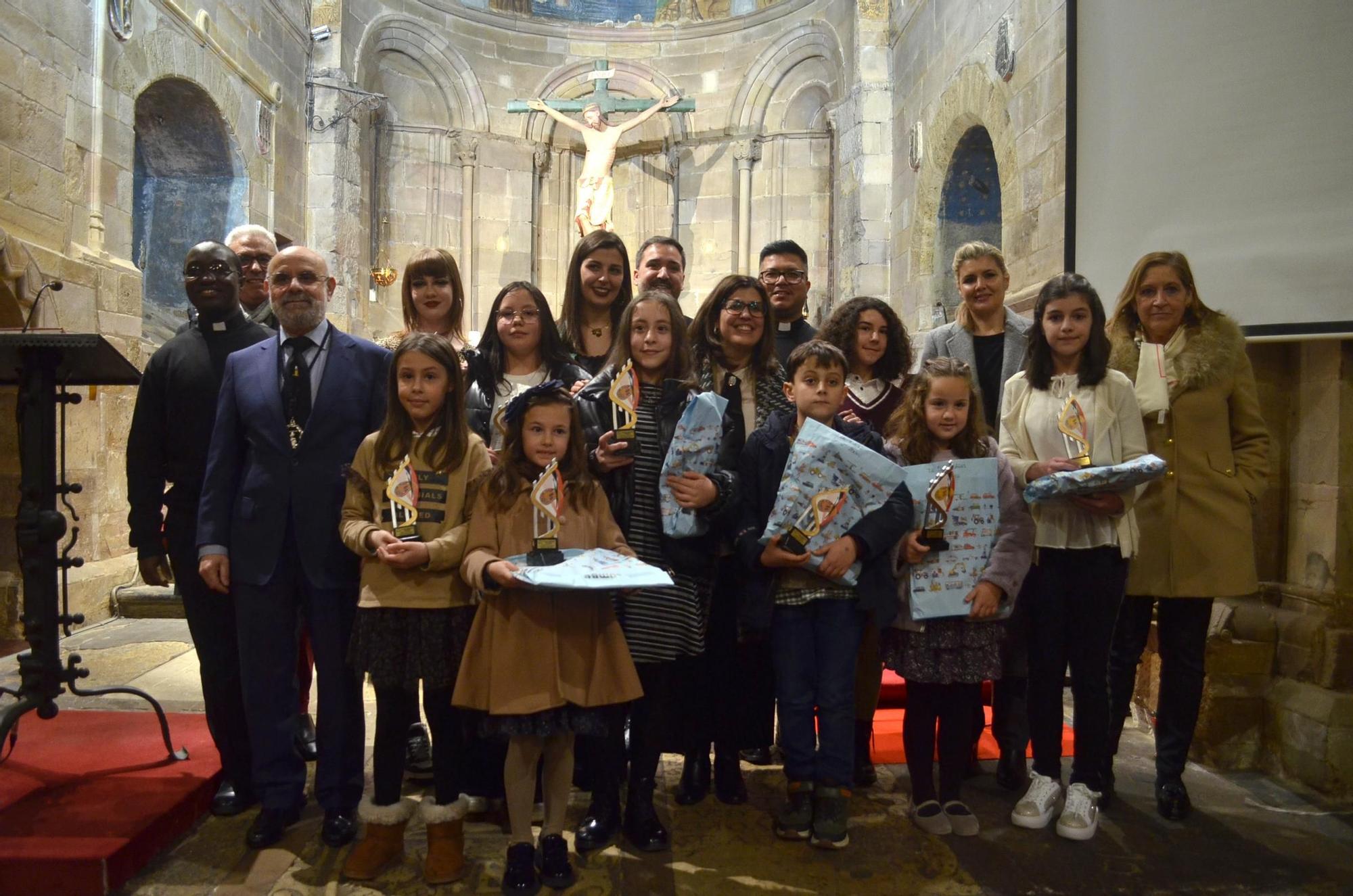 Ganadores del Certamen de Dibujo de Semana Santa con representantes de la organización y Ayunatmiento.