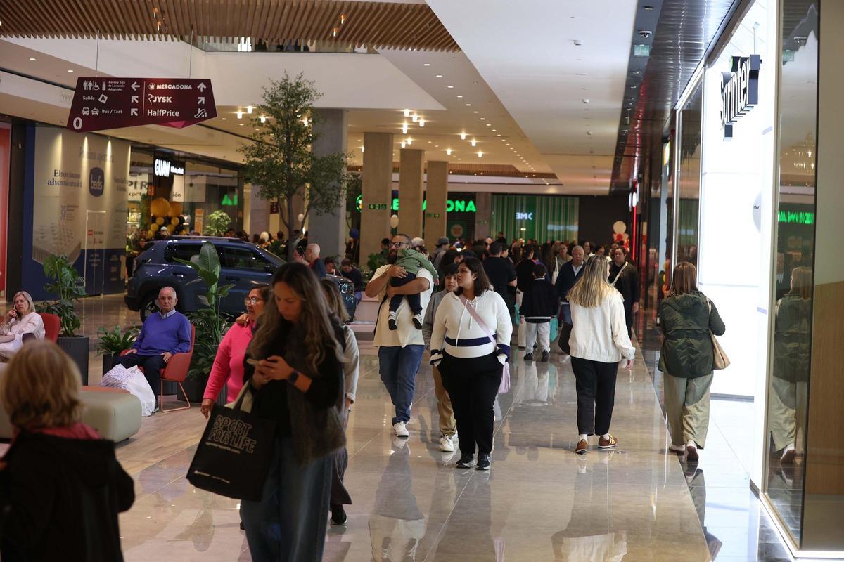 Colas en Marineda City en el primer día tras la apertura de nuevas tiendas