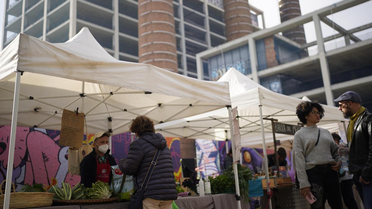 Mercat de la Terra: todos los sábados, comida eco en los jardines de les Tres Xemeneies.