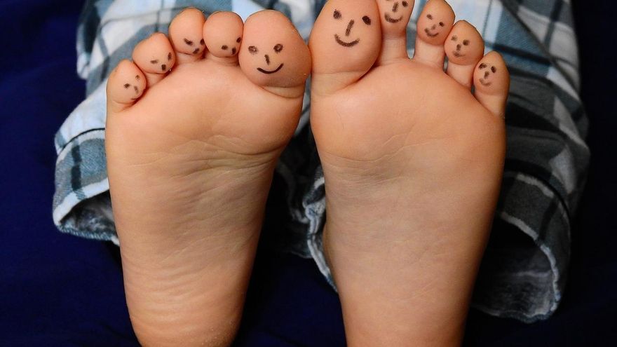Sumergir los pies en vinagre, la nueva tendencia que arrasa: estos son sus beneficios