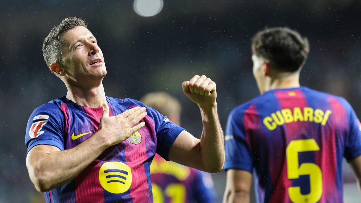 Robert Lewandowski celebra su tercer gol marcado en Balaídos.