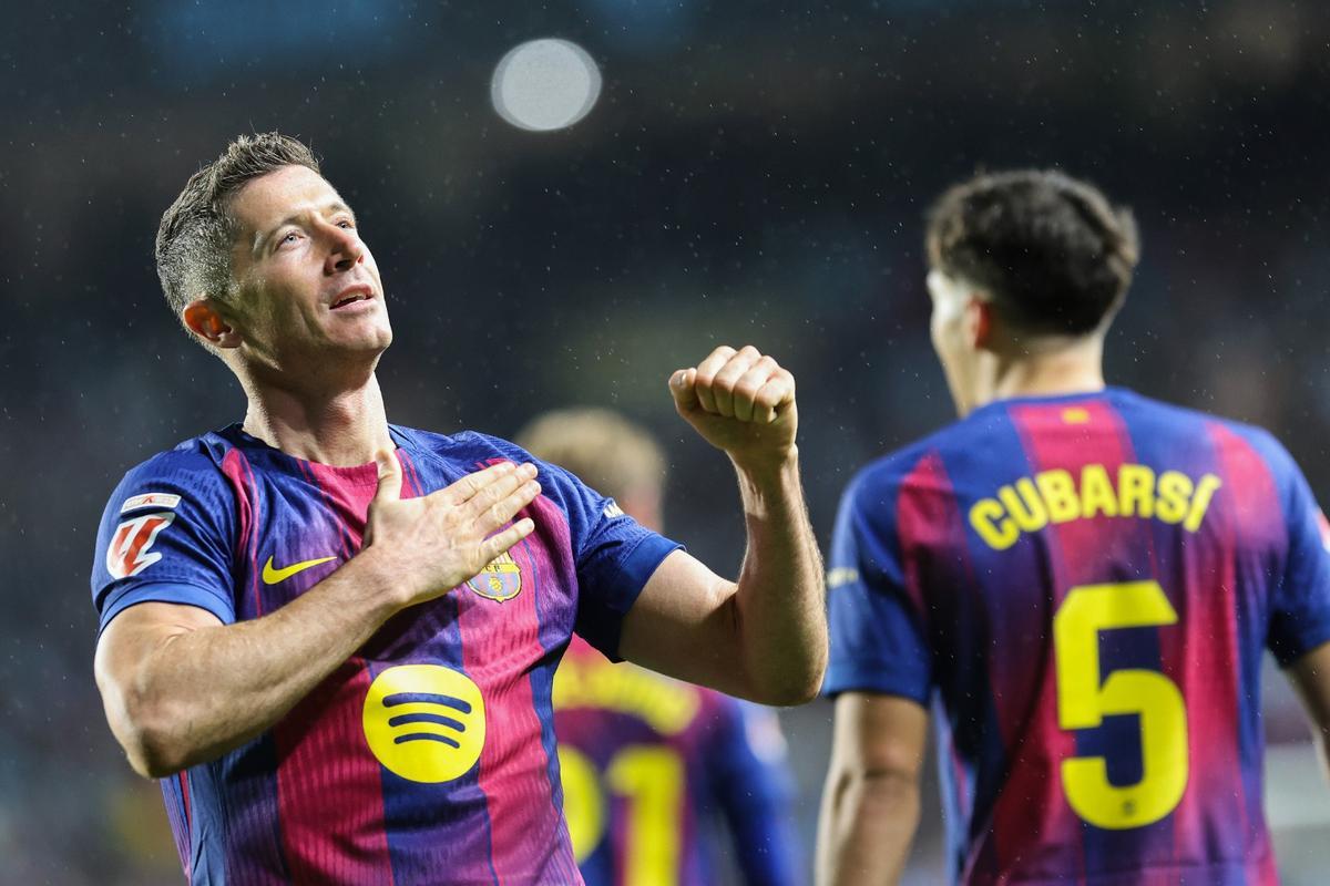 Robert Lewandowski celebra su tercer gol marcado en Balaídos.