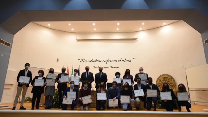 Foto de familia de los alumnos premiados de la Fundación Caja Rural del Sur