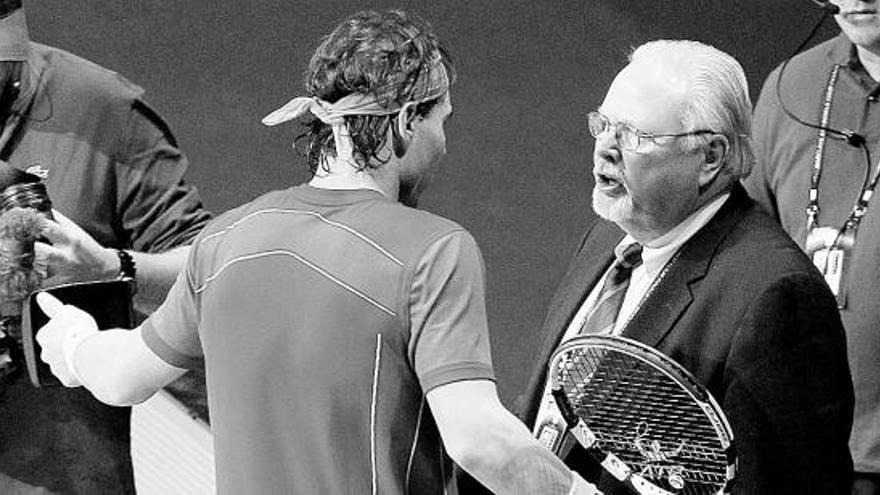 Nadal, de espaldas, discute con el supervisor de la ATP una decisión del árbitro durante su partido ante Berdych.