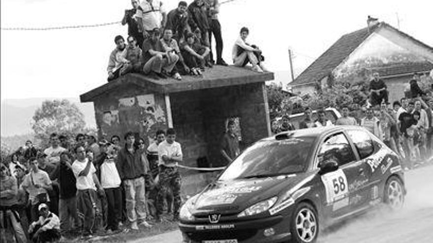 El Peugeot 206 RC de Óscar López, durante uno de los tramos de ayer. / Rafa Estévez