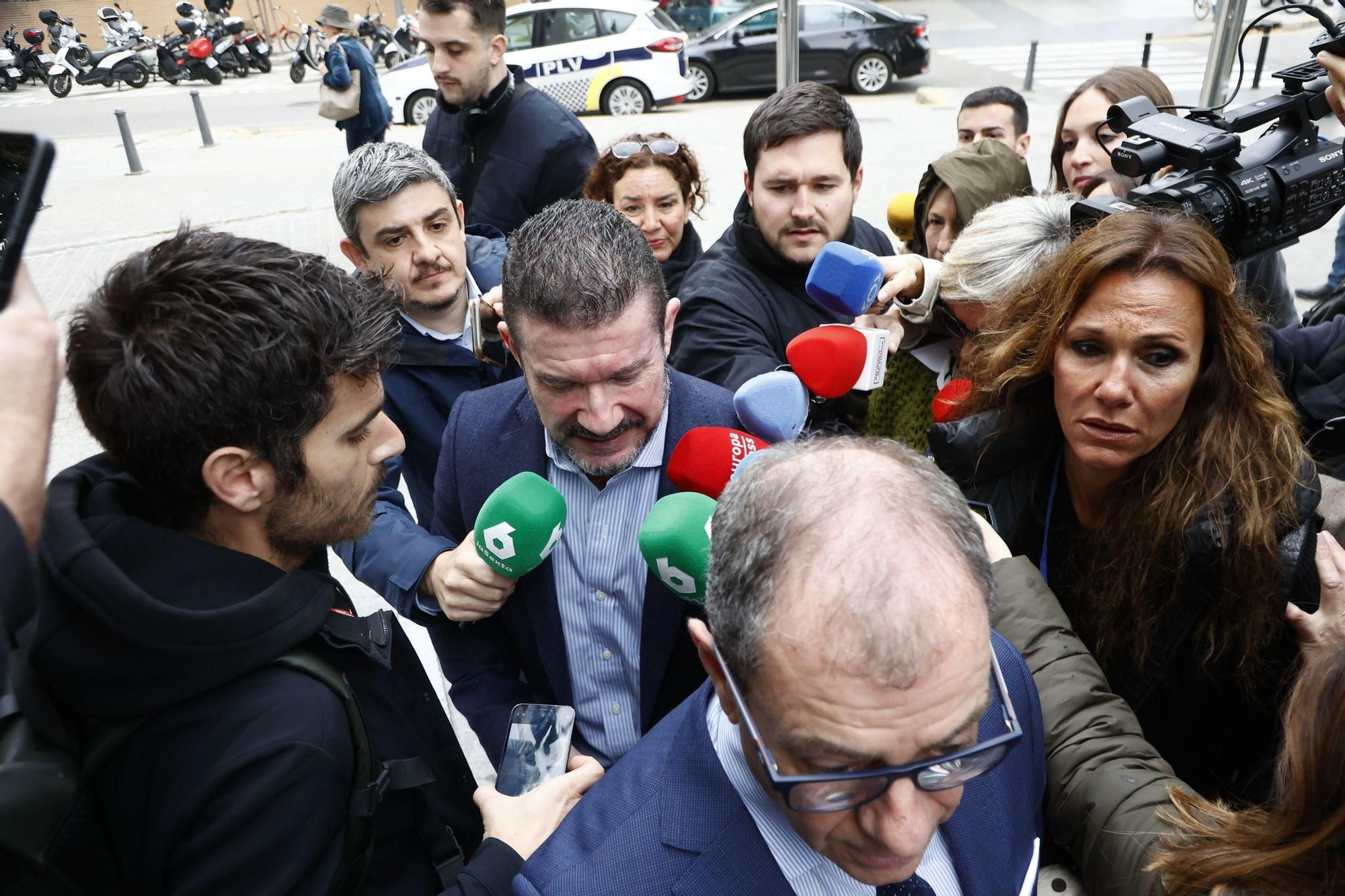 La llegada de la exconsellera Pradas y Argüeso para declarar como imputados por la gestión de la dana