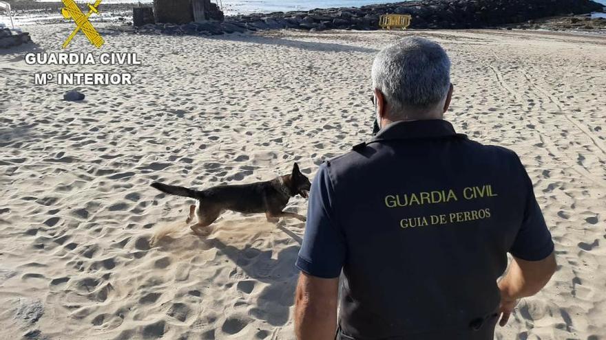 Un padre halla un detonador en una playa de Lanzarote mientras paseaba con su hijo