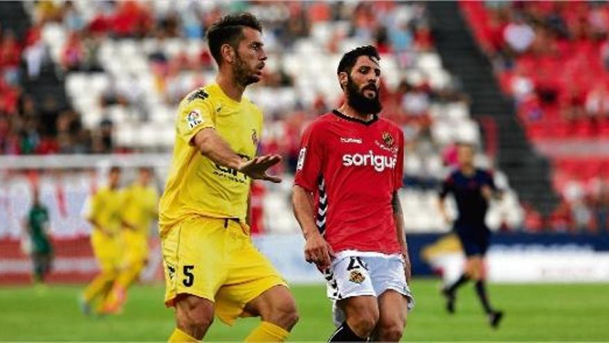 Pedro Alcalá defensant Marcos de la Espada en una jugada del Nàstic-Girona de lliga disputat dissabte a Tarragona.