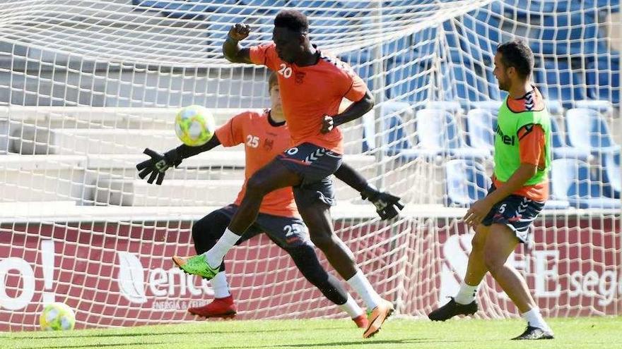 Adighibe a punto de finalizar una jugada en el entrenamiento de ayer en Pasarón. // Gustavo Santos