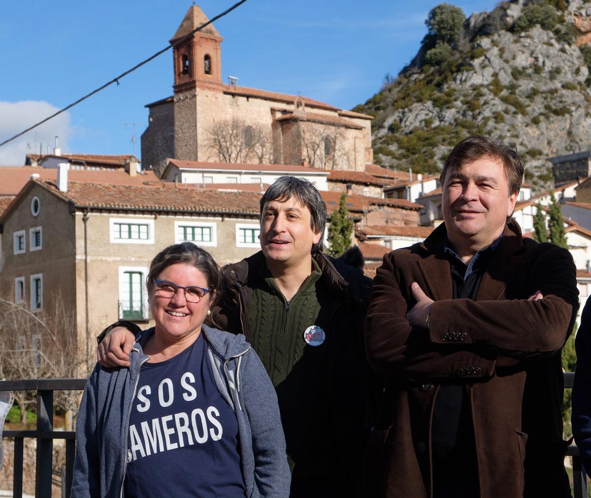 El diputado de Teruel Existe, Tomás Guitarte (d) junto al representante de Soria Ya, Toño Palomar (c) e Inmaculada Sáenz, de "Sos Cameros", durante la reunión de la Coordinadora de las Plataformas de la "España vaciada"