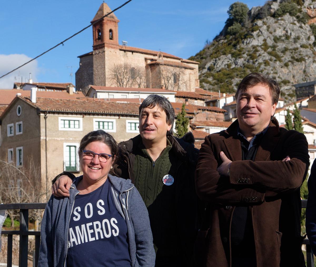 El diputado de Teruel Existe, Tomás Guitarte (d) junto al representante de Soria Ya, Toño Palomar (c) e Inmaculada Sáenz, de &quot;Sos Cameros&quot;, durante la reunión de la Coordinadora de las Plataformas  de la &quot;España vaciada&quot;