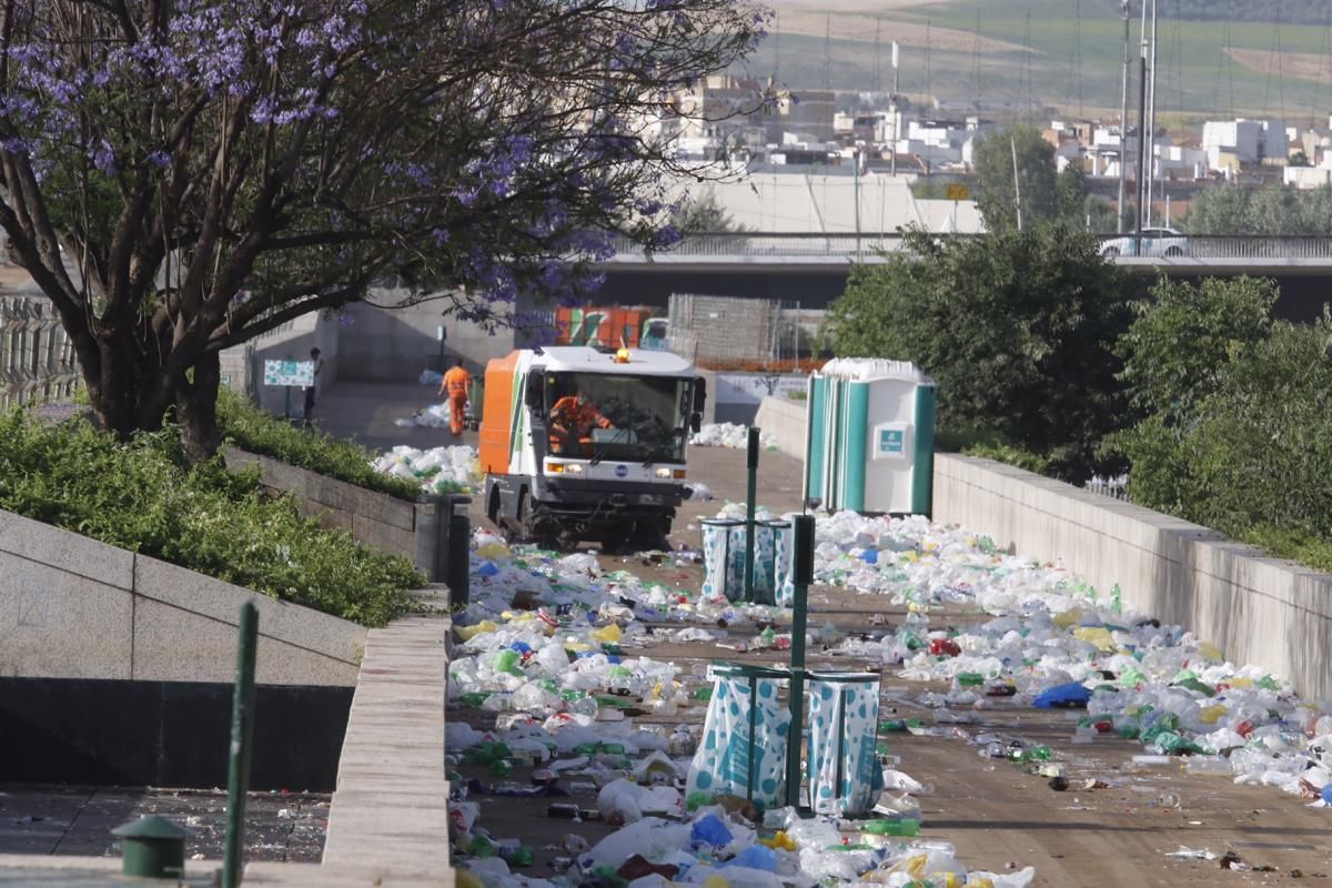 Fotogalería / El día después del 'macrobotellón' de la Feria