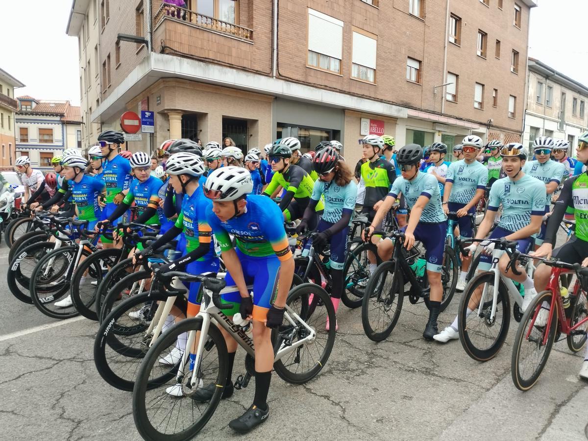 La salida del Trofeo Santiago y Santa Ana de ciclismo en Grado, en imágenes La salida del Trofeo Santiago y Santa Ana de ciclismo en Grado, en imágenes