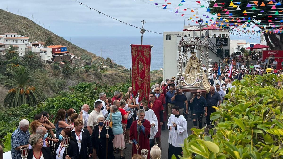 Los cargadores volvieron a portar las andas de la Virgen de Las Nieves que recorrió una Taganana que recuperó sus fiestas patronales tras el covid.