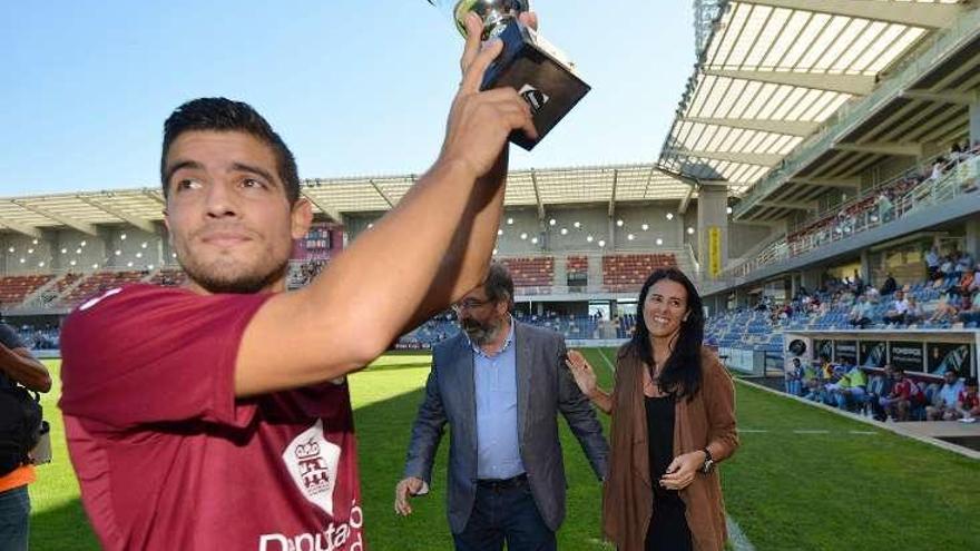 Adrián Gómez levanta el trofeo. // Gustavo Santos
