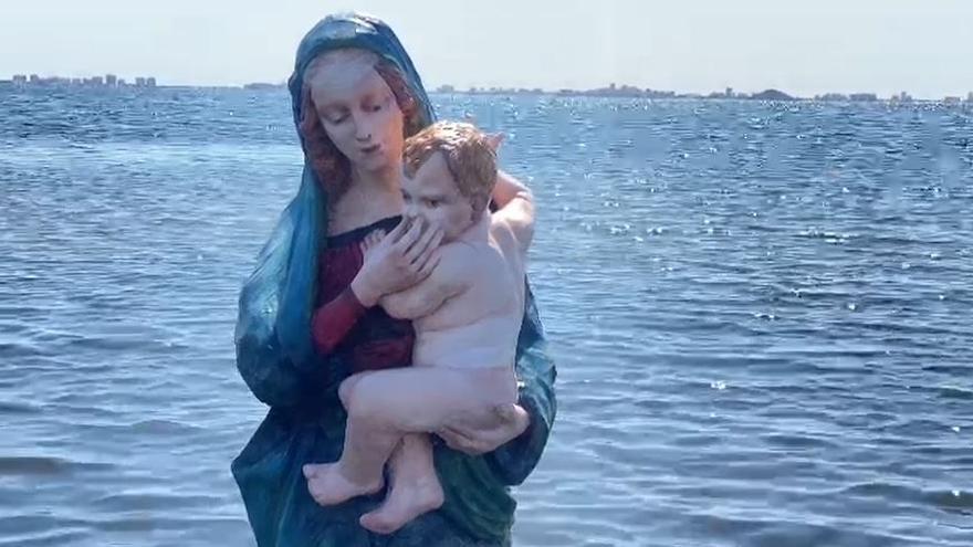 Una imagen biodegradable de la Madonna Dell&#039;Acqua Lurida llega de Italia y se sumerge en el Mar Menor
