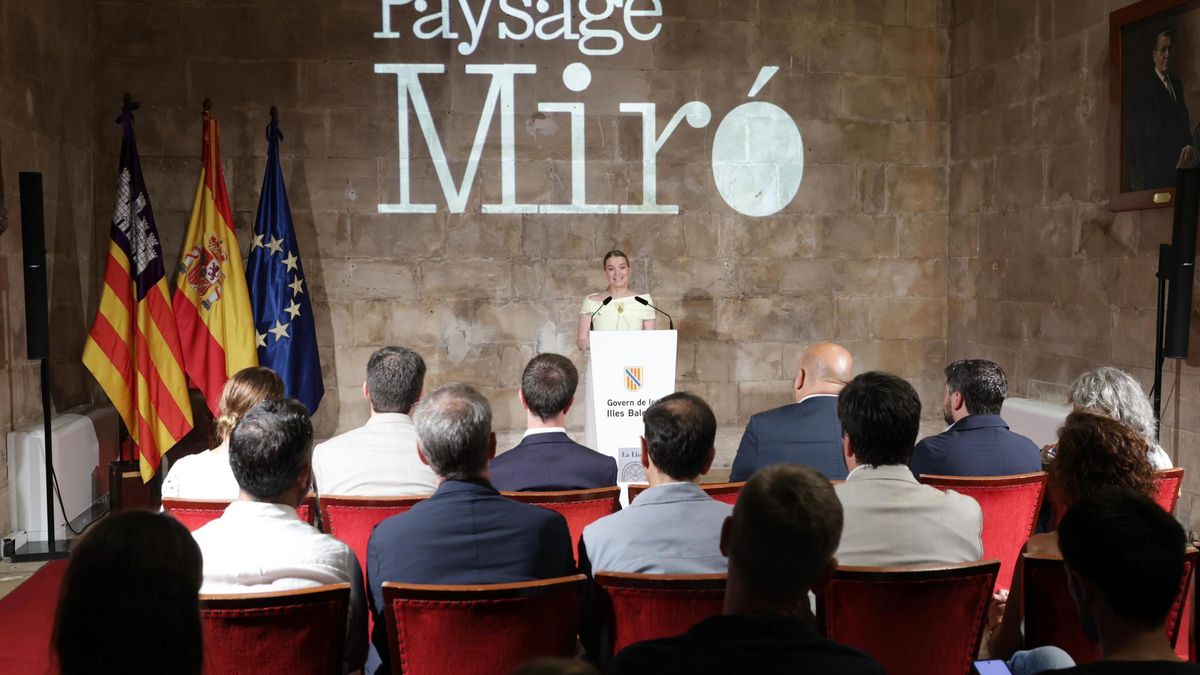 La presidenta del Govern ha explicado 'Paysage Miró' en el Consolat de Mar.
