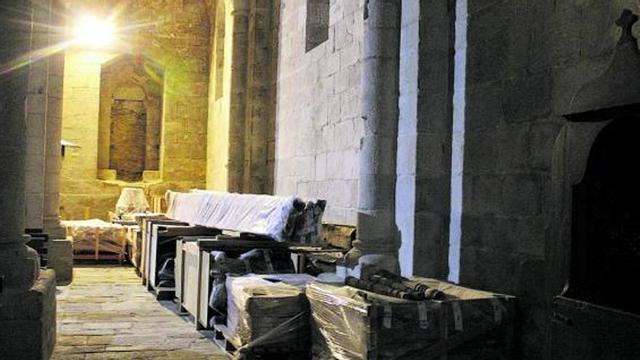 Pieza del coro embaladas en la iglesia del Monasterio de San Martín de Castañeda. | Araceli Saavedra