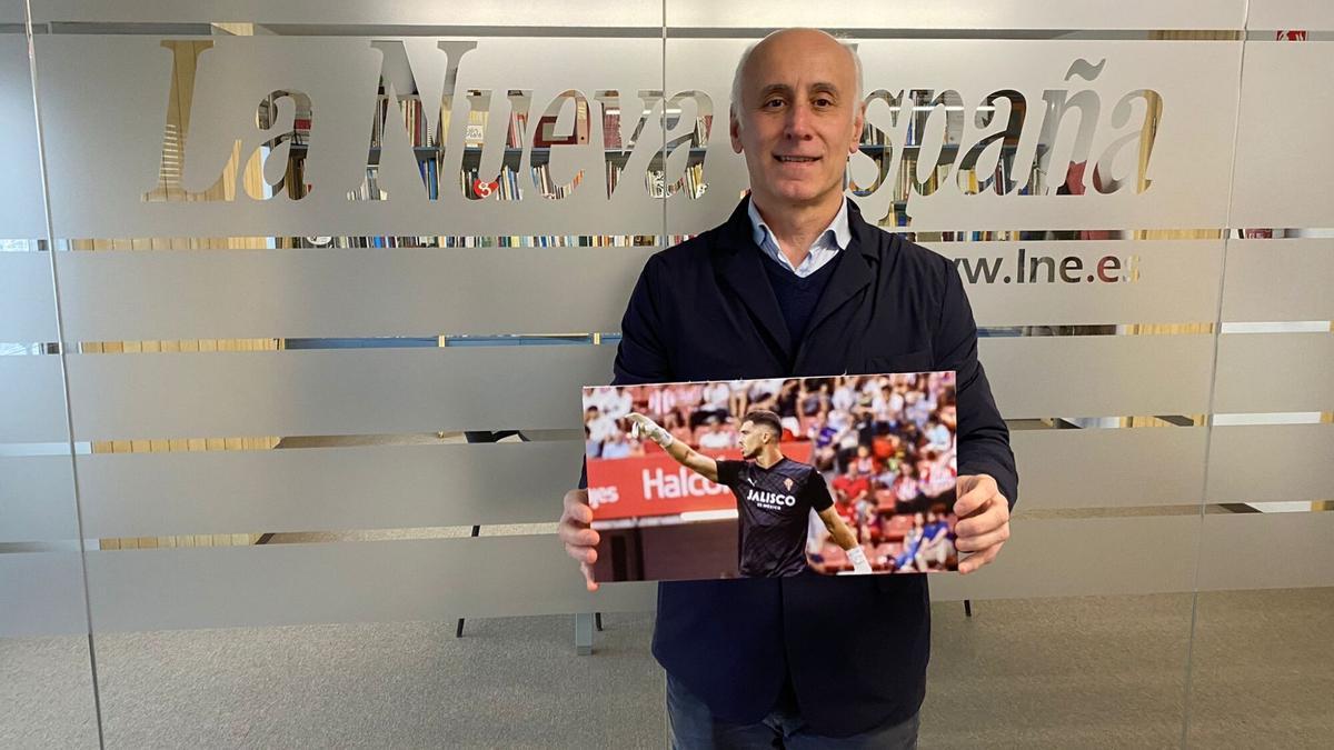 Juan Carlos Ablanedo posa con una fotografía impresa de Yáñez en El Molinón.