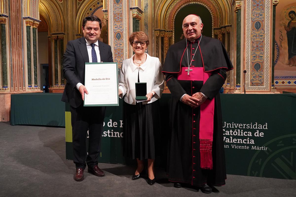 El rector  de la UCV, José Manuel Pagán, la vicedirectora general de la Institución Teresiana, María Rita Martín, y el arzobispo de Valencia, Enrique Benavent.
