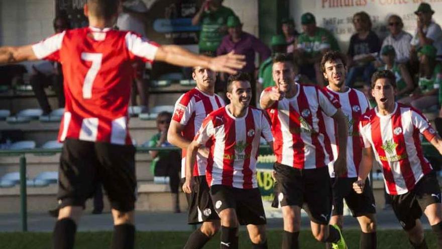 Los jugadores celebran un gol de Gavilán.