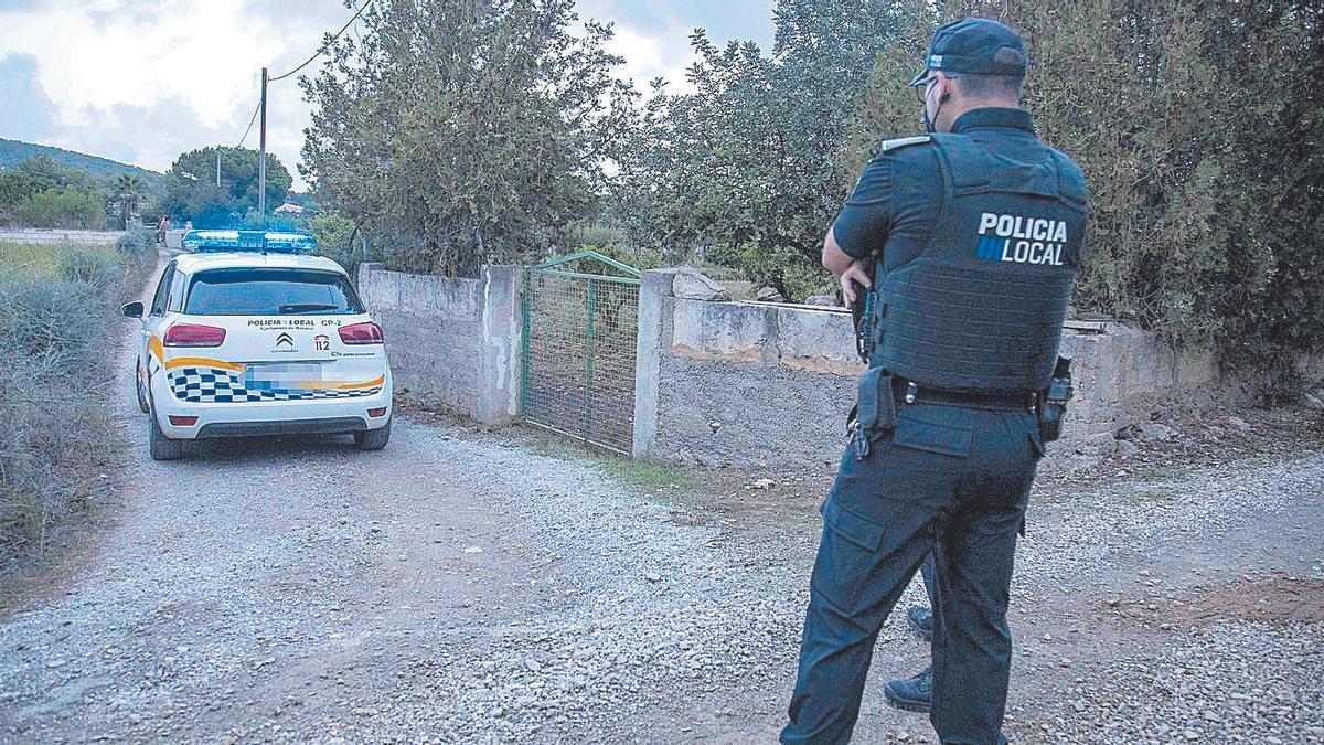 La Policía cortó el camino para preservar la escena mientras realizaban una inspección.