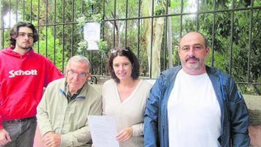 Familiares de Toni Ananda durante el montaje de la Ruta. | V. RUIZ SANCHO