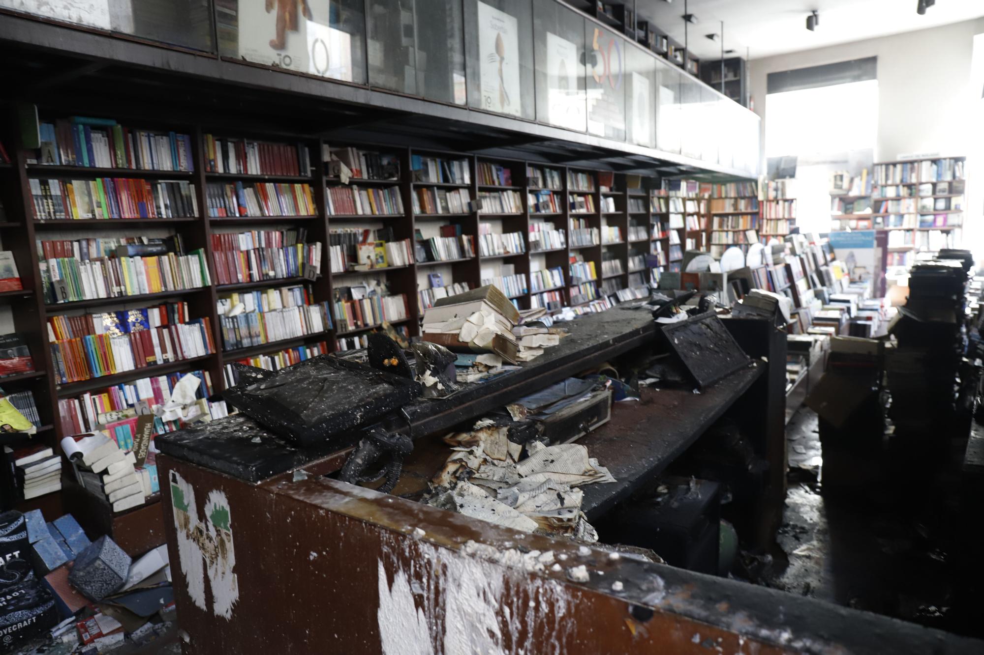 Así ha quedado el interior de la librería Proteo tras el incendio de la noche del jueves