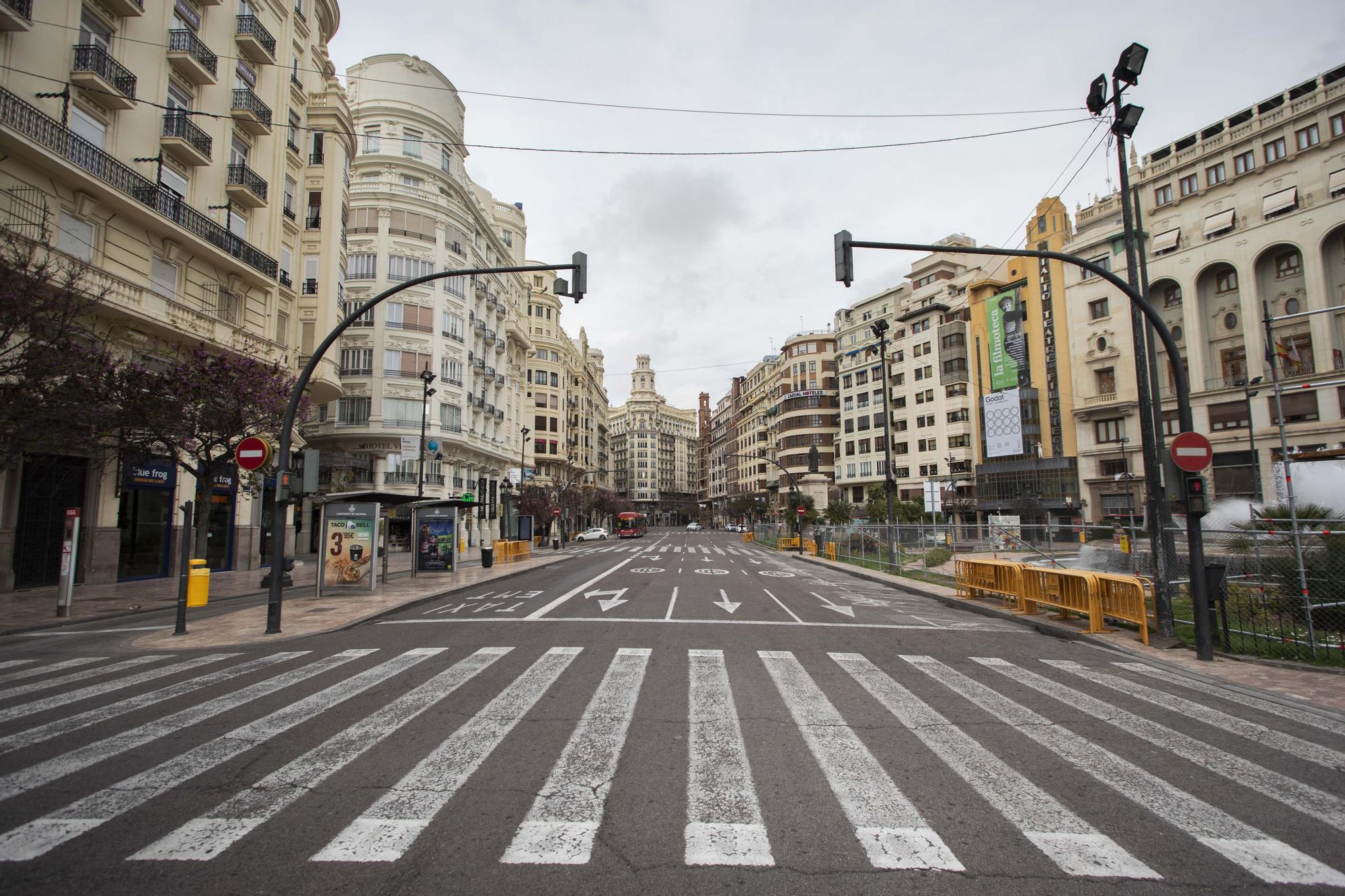 Así estaba en 2020 y así estaba hoy la plaza del Ayuntamiento a la hora de la "mascletà"