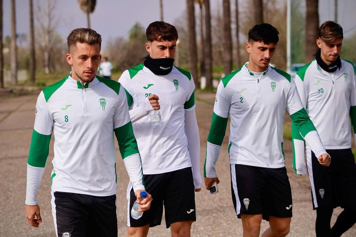 Isma Ruiz, a la izquierda, llega a la Ciudad Deportiva para entrenar con el Córdoba CF.