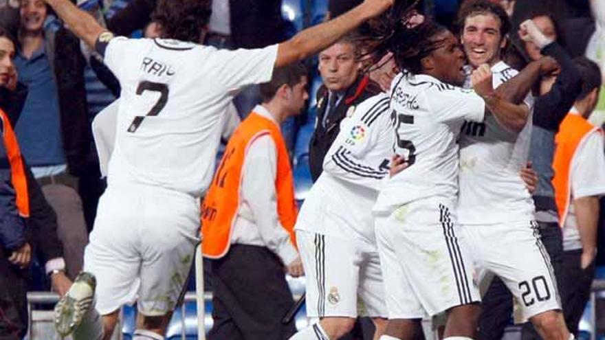 Los jugadores del Real Madrid corren para abrazar a Higuaín tras el tercer tanto.