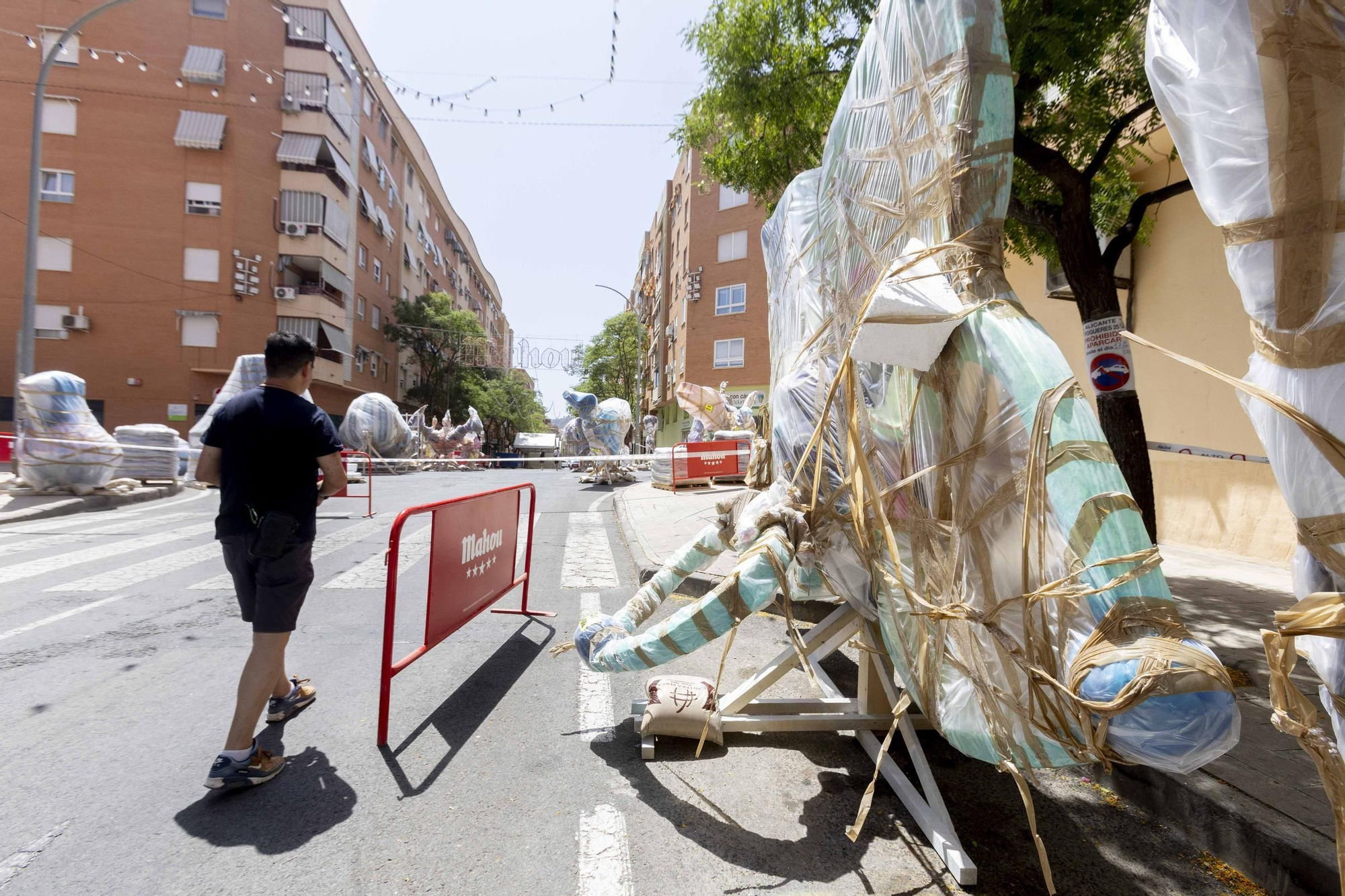 Las hogueras de Especial arrancan su plantà en Alicante