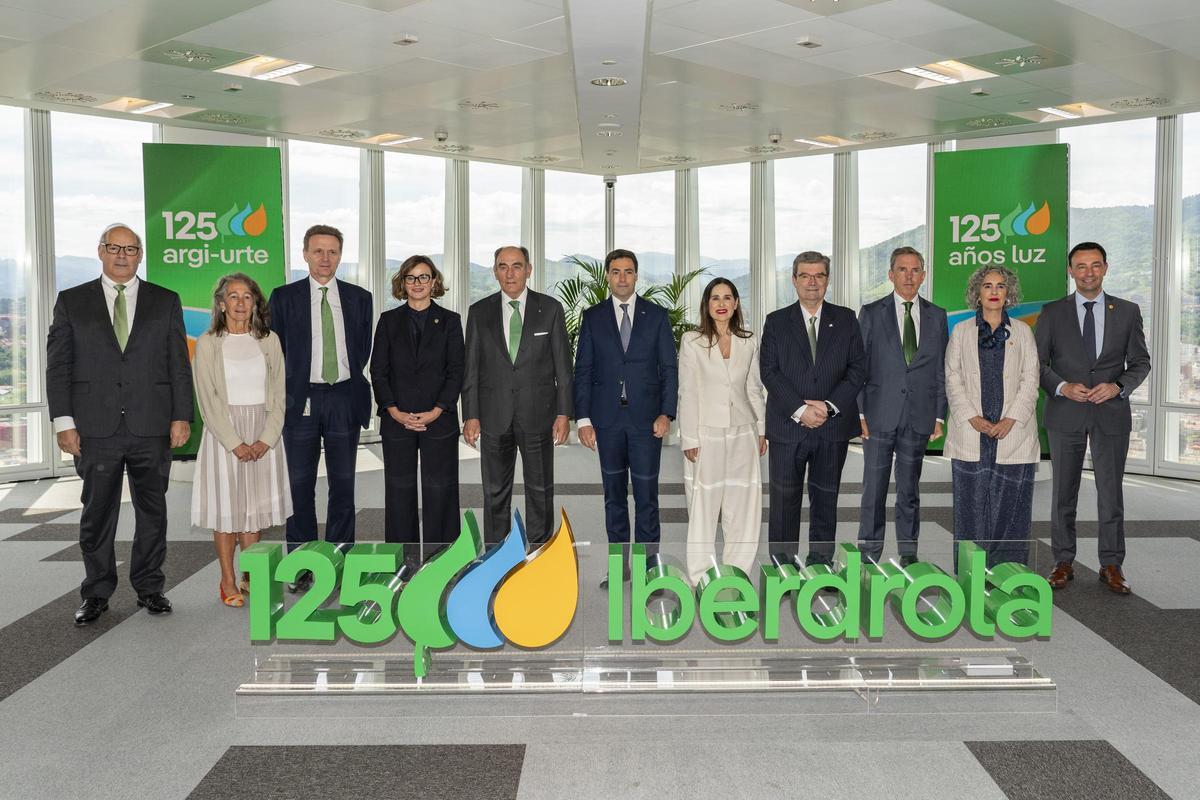 Directivos de Iberdrola, con altos cargos del País Vasco, en la sede de Iberdrola de Bilbao.