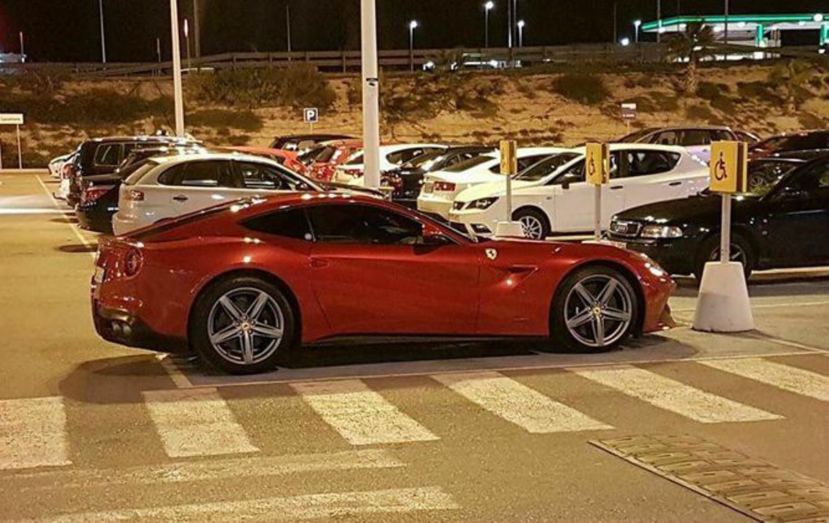 Un accionista de Hawkers utiliza la zona de discapacitados para aparcar su Ferrari
