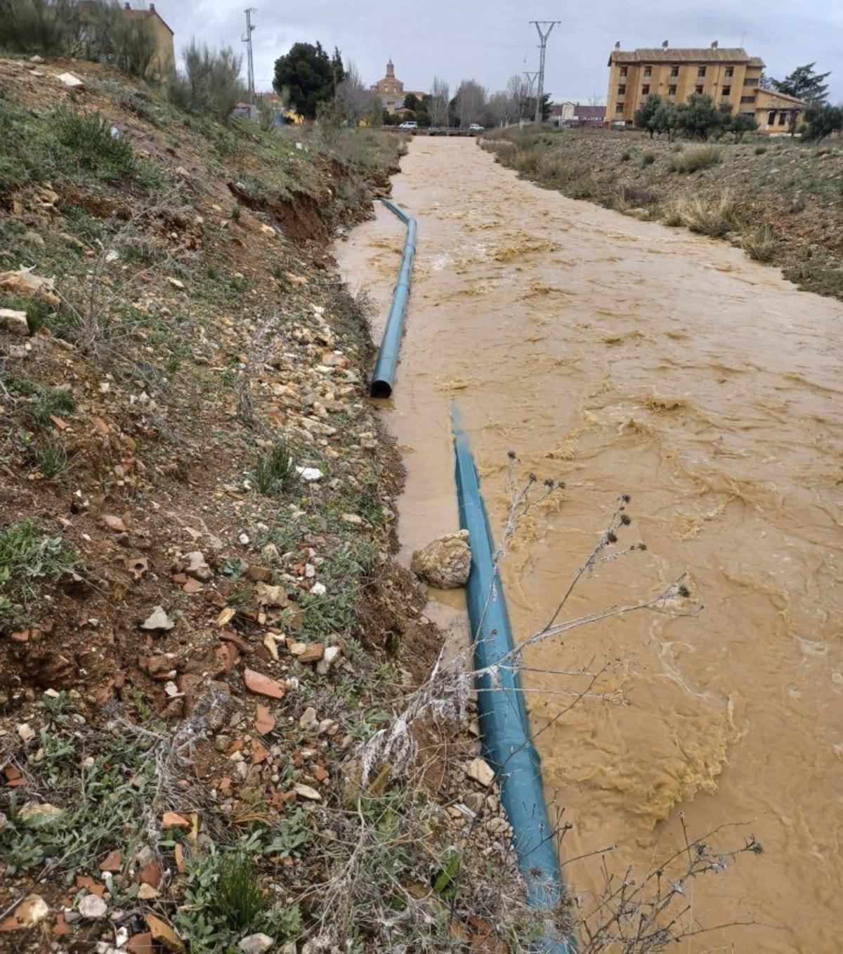 La conducción se rompió por la fuerza de la crecida.