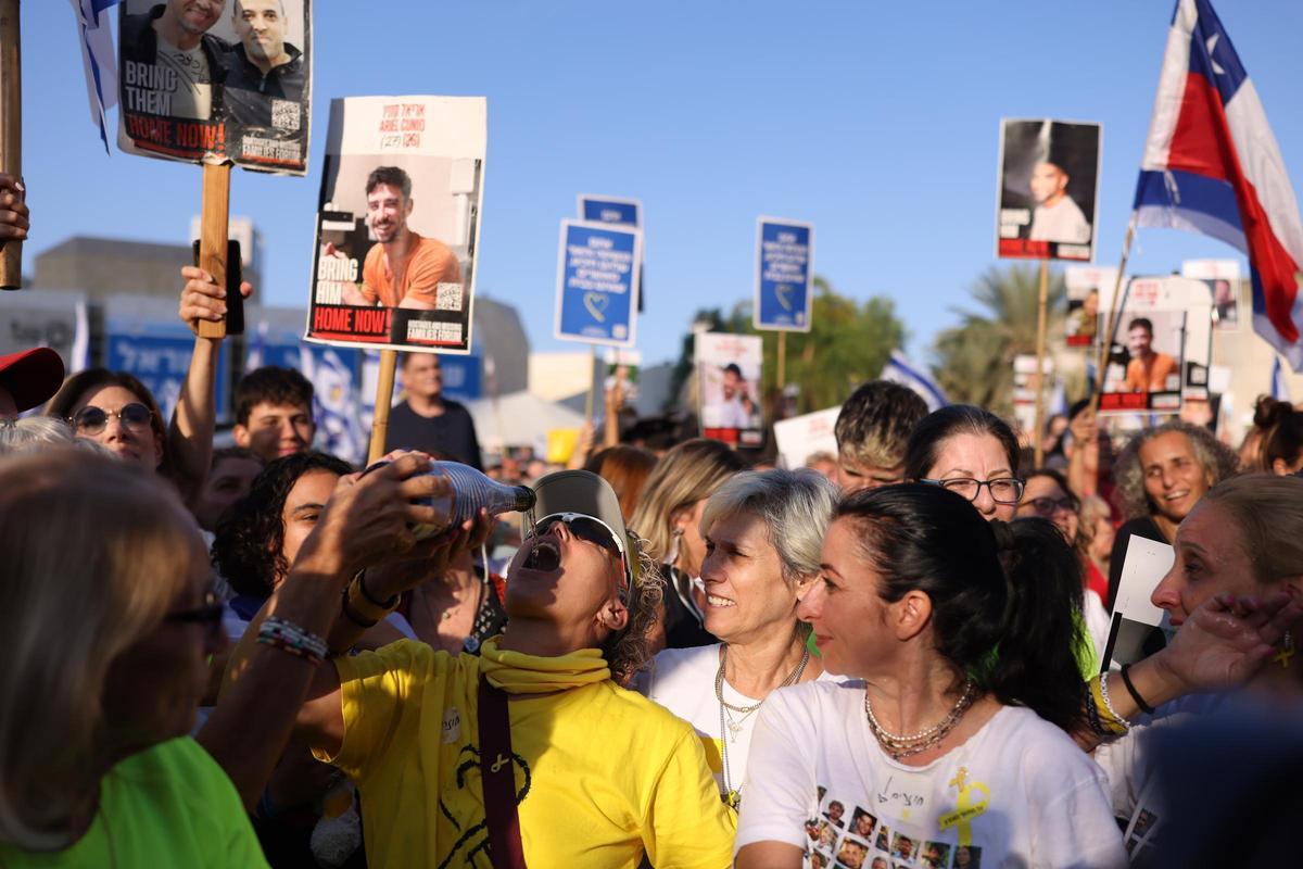 Cientos de personas aguardan en Tel Aviv el regreso de los rehenes liberados por Hamás