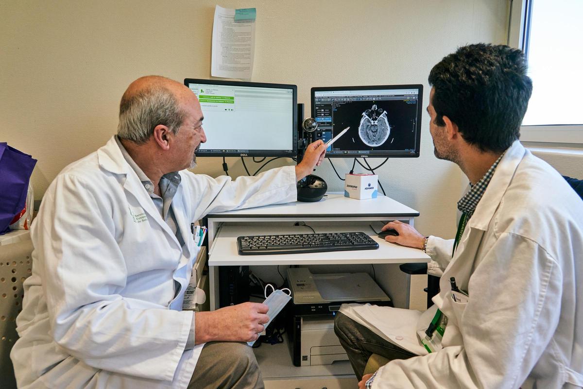 Especialistas extremeños en la unidad de ictus del Hospital Universitario de Cáceres.
