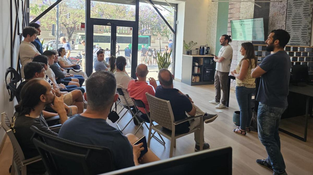 Randbee está fomentando la realización en su sede de Sevilla de encuentros protagonizados por la comunidad local de profesionales muy interesados en la inteligencia artificial generativa. En la imagen, el celebrado el pasado mes de mayo.
