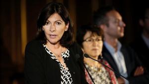 La alcaldesa de París, Anne Hidalgo, anuncia la creación del campo de refugiados, en París, el 31 de mayo.