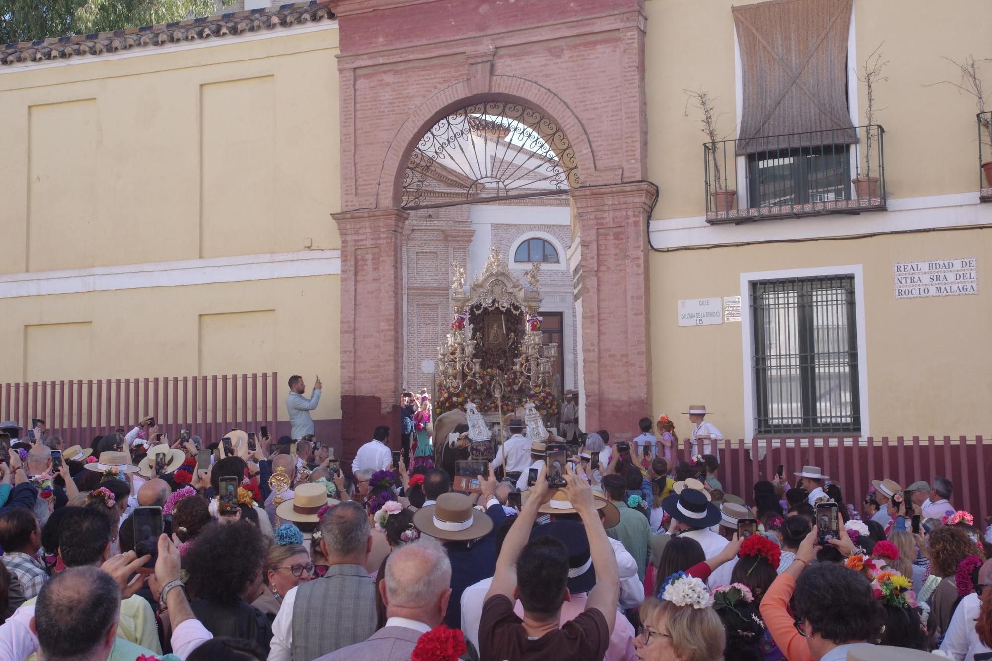 Los romeros de la Hermandad de Málaga han iniciado en la mañana de esta sábado su peregrinaje hasta Almonte para presentarse ante la Virgen del Rocío. La procesión de salida ha partido de su sede canónica y ha recuperado su itinerario tradicional por la calle Carretería, de camino al Santuario de la Victoria