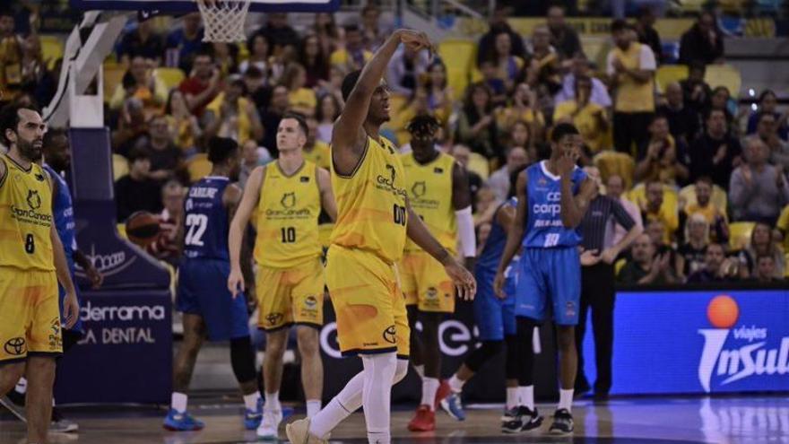 Damien Inglis hace indicaciones al banquillo durante el choque del sábado ante el Fuenlabrada. | | EFE