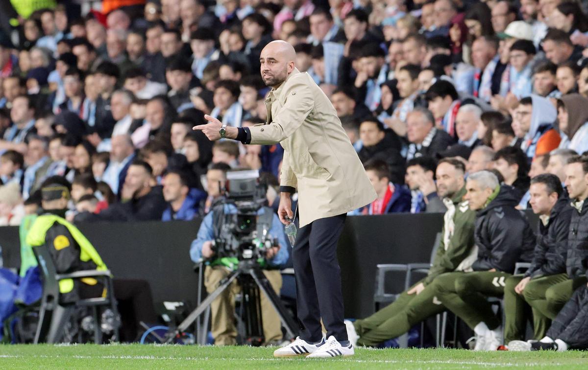 Claudio Giráldez arenga a sus jugadores durante la visita del Oympique de Lyon a Balaídos.