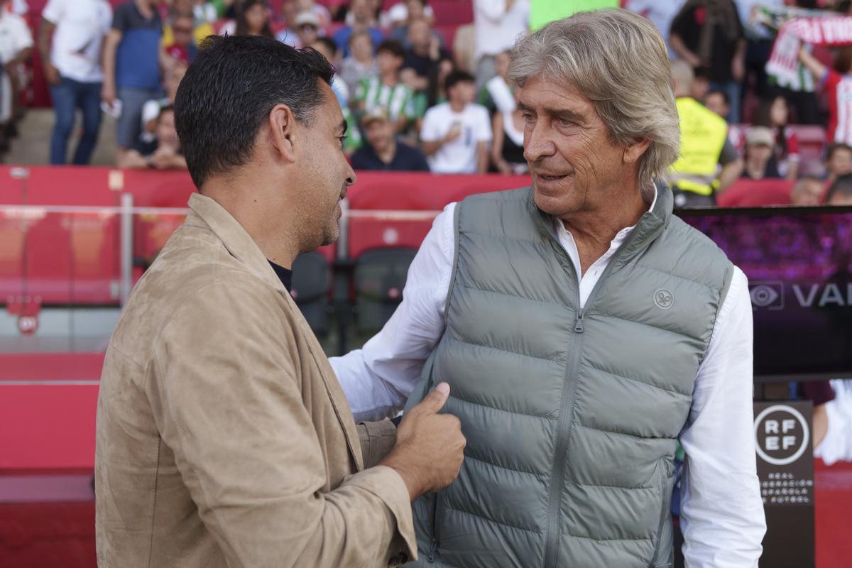 GIRONA, 28/05/2023.- El técnico del Girona, Michel (i) saluda al del Betis, el chileno Manuel Pellegrini, durante el encuentro correspondiente a la jornada 37 de Primera División que disputan hoy domingo frente al Betis en el estadio de Montilivi, en Girona. EFE / Siu Wu.